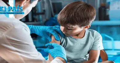 Vacuna contra el COVID-19 de AstraZeneca inyectada en un niño