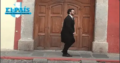 Ricardo Arjona paseando con un traje negro en Antigua Guatemala