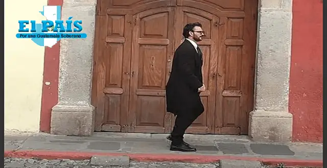 Ricardo Arjona paseando con un traje negro en Antigua Guatemala