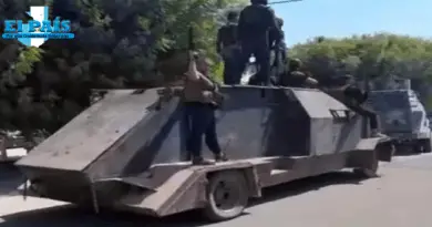 Desfile de narcos donde van con vehículos blindados