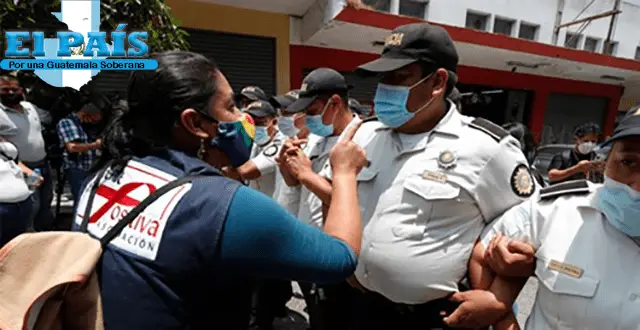 Manifestantes agreden a agentes de la PNC