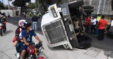 Tráiler vuelca en el periférico