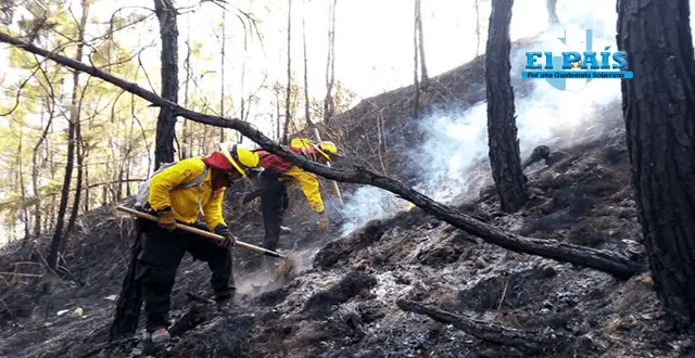 Bomberos apagando incendios en Guatemala