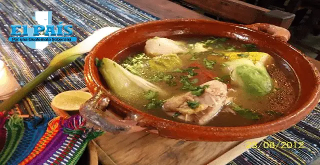 receta de caldo de gallina guatemalteco, un suculento caldo servido en una escudilla