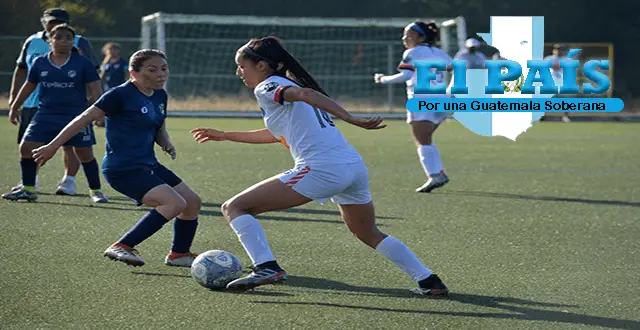 Andrea Álvarez en un partido de fútbol