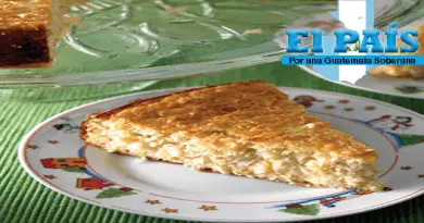 un pedazo de pan de elote preparado con la receta de pan de elote guatemalteco