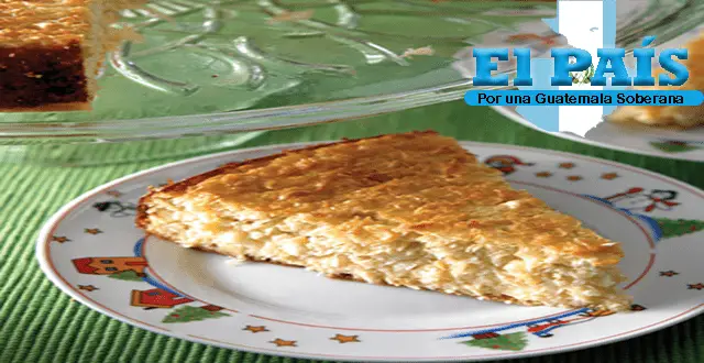 un pedazo de pan de elote preparado con la receta de pan de elote guatemalteco