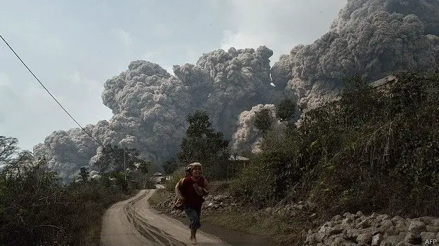 foto de la erupción del volcán semeru