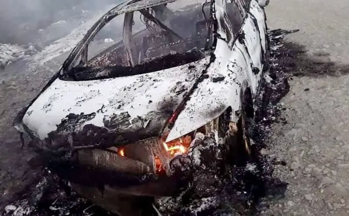 queman vehículo en izabal que contenía un cadaver.