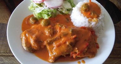 Un delicioso plato de lengua en salsa con arroz y ensalada