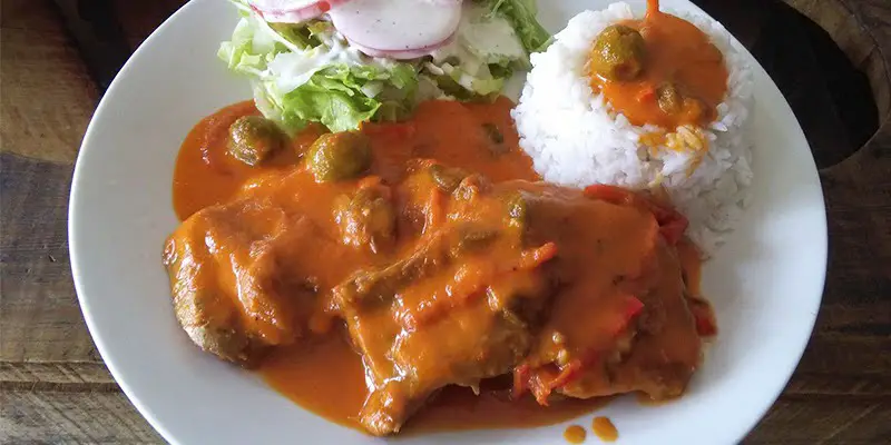 Un delicioso plato de lengua en salsa con arroz y ensalada