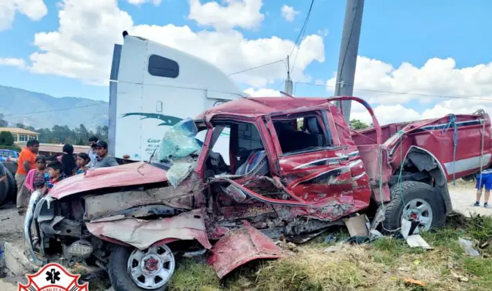 vehículo destruido en accidente en la ruta Interamericana 1