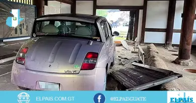 carro colisionó con baño antiguo