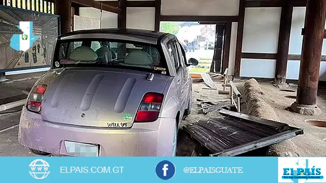 carro colisionó con baño antiguo