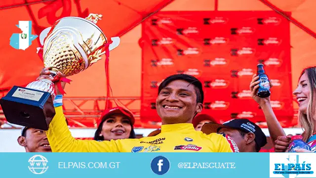 Mardoqueo Vásquez levantando el trofeo de campeón