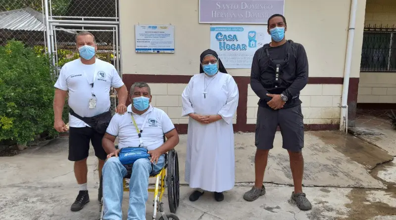Dr. Mario Roberto Bran García apoyando en un hogar de personas de la tercera edad.