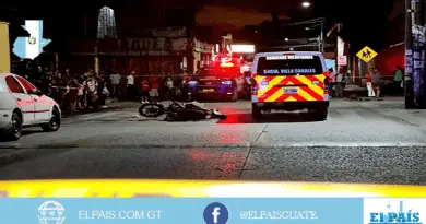 Sicarios asesinan a motorista en Villa Canales, se puede observar la moto tirada.