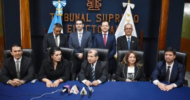Magistrados del TSE justificando la inscripción de Manuel Baldizón.