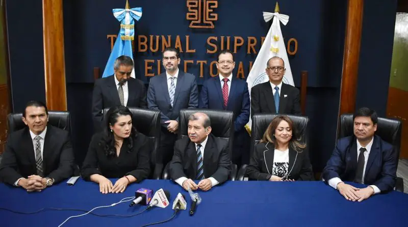 Magistrados del TSE justificando la inscripción de Manuel Baldizón.