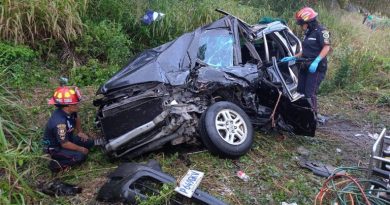 Carro hecho pedazos por salvadoreños.