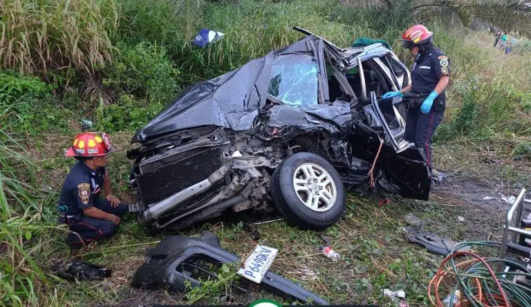 Carro hecho pedazos por salvadoreños.