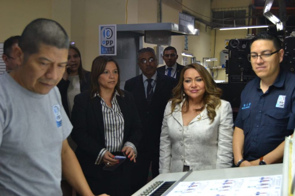 Magistrados del TSE verificando la impresión de papeletas.