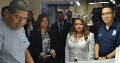 Magistrados del TSE verificando la impresión de papeletas.