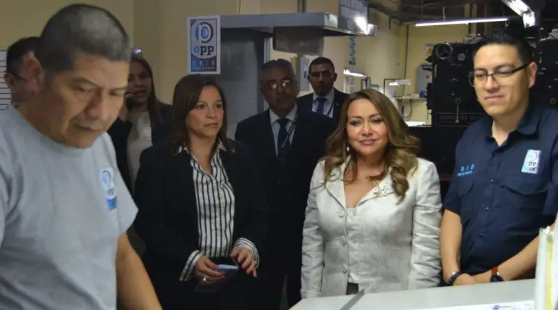 Magistrados del TSE verificando la impresión de papeletas.