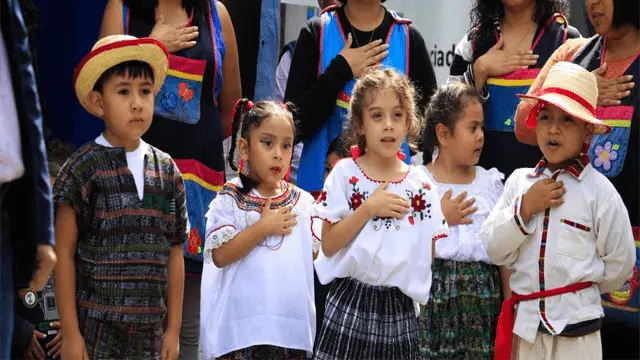 niños guatemaltecos cantando el Himno Nacional de Guatemala