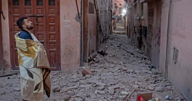 imágenes de un hombre sufriendo por el terremoto ocurrido en marruecos.