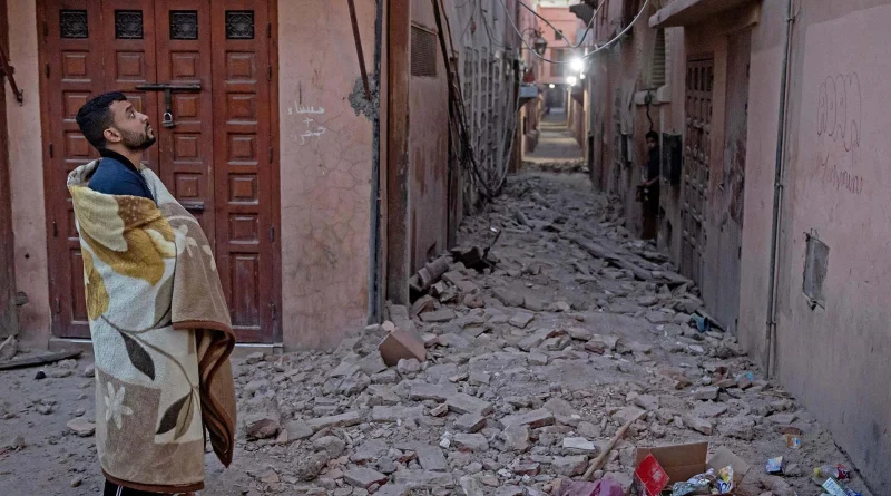 imágenes de un hombre sufriendo por el terremoto ocurrido en marruecos.