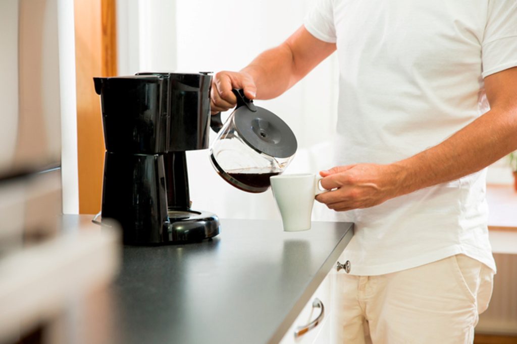 un señor usando una cafetea
