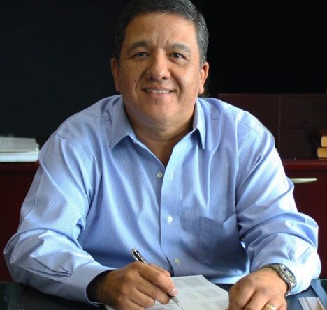 Hugo Molina Botrán usando una camisa de vestir azul