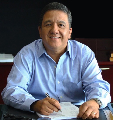 Hugo Molina Botrán usando una camisa de vestir azul