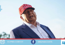 Donald Trump al aire libre con una gorra roja.