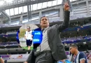 Luis fernando Tena saludando a la afición