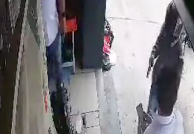 VIDEO: Hombre armado asalta a clientes en una tienda de Nueva Monserrat, Mixco
